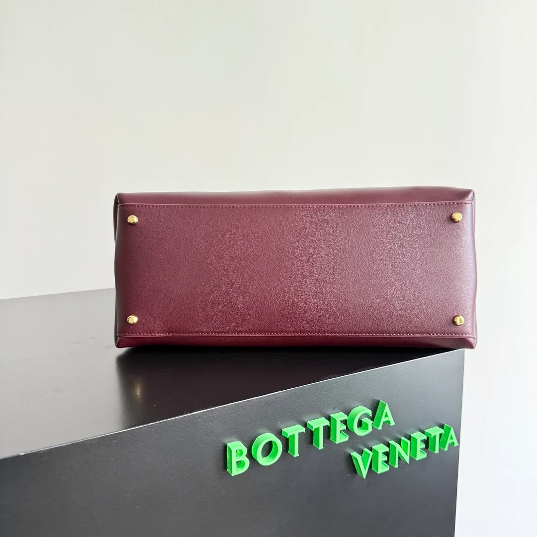 Batch 2360 BottegaVeneta Latest Ciao Ciao Bag Silky cowhide two-way flap handbag with signature twist detail, hidden hook closure, flap can be fastened to the front or attached to the INTRECCIATO woven interior pocket, comes with an adjustable and detachable crossbody strap, interior compartment, and also features a zippered pocket. The surprise flap has various shapes. Style 1 - Cover the bag surface and expose the knot decoration. Style 2 - Place the flap inside the bag. A buckle is also designed. Style 3 - The U-shaped position of the top handle in the hand bag. Style No.: 817231 Size: 34*26*15cm